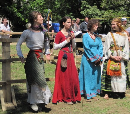 дівчата в середньовічних платтях
